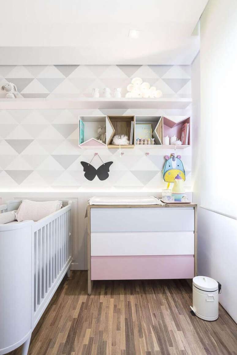 57. Papel de parede para quarto de bebê com tema neutro