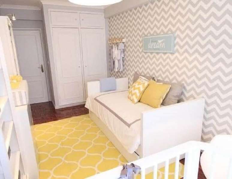 60. Quarto de beb&ecirc; com tema neutro e papel de parede de zigue zague
