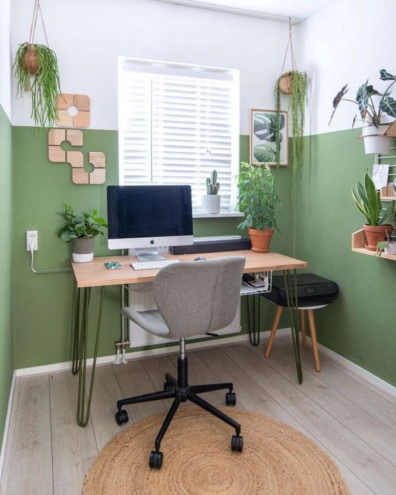 41. Utilize plantas para compor a decora&ccedil;&atilde;o do escrit&oacute;rio planejado pequeno. Fonte: Pinterest