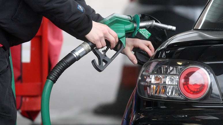 Bolsonaro afirma que diminuiu o preço dos combustíveis três vezes nos últimos dias
