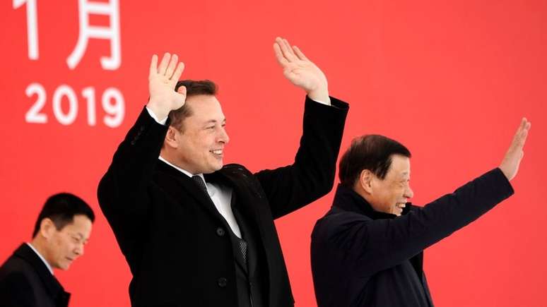 Elon Musk e o prefeito de Xangai, Ying Yong, durante cerim&ocirc;nia para a nova f&aacute;brica da Tesla