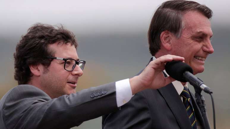 Wajngarten (esq.) gosta de ficar perto de Bolsonaro e delega os servi&ccedil;os da Secom a subordinados