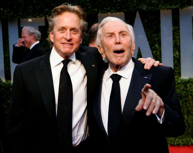 Kirk Douglas posa com o filho, Michael, em 2009.