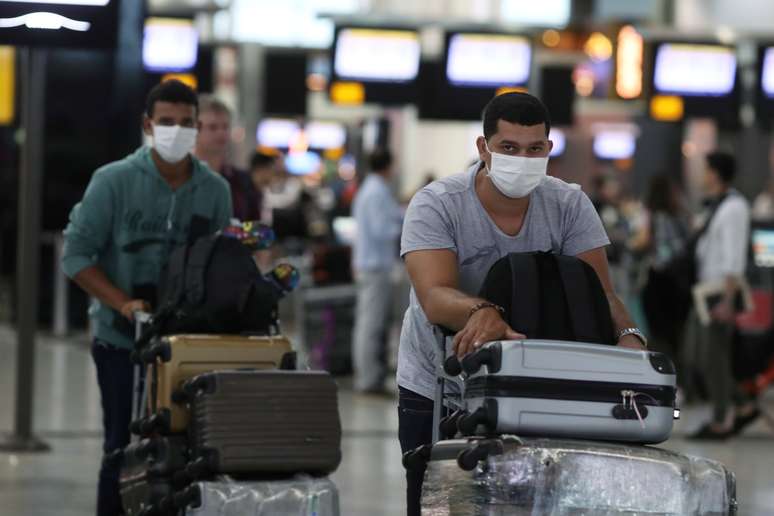 Passageiros utilizam m&aacute;scaras de preven&ccedil;&atilde;o contra coronav&iacute;rus no Aeroporto Internacional de Guarulhos, em S&atilde;o Paulo
03/02/2020
REUTERS/Amanda Perobelli