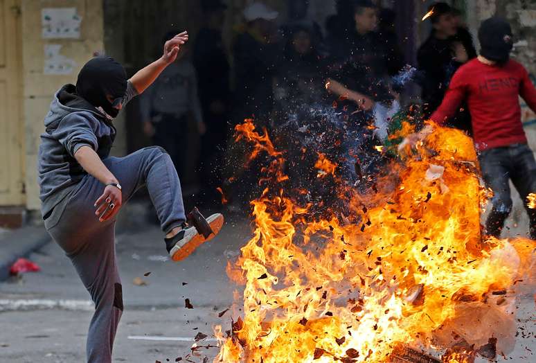 Palestino reage a chamas durante protesto na Cisjord&acirc;nia contra plano de paz proposto por Donald Trump
06/02/2020
REUTERS/Mussa Qawasma