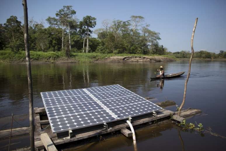 Painel solar próximo a rio na comunidade de Vila Nova do Amanã (AM) 
22/09/2015
REUTERS/Bruno Kelly