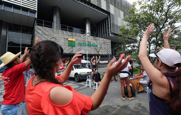 Ativistas protestam em frente ao edíficio-sede da Petrobras, no Rio de Janeiro, em meio a greve de petroleiros 
04/02/2020
REUTERS/Sergio Moraes