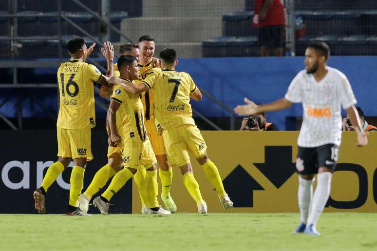 Jogadores do Guaraní comemoram o gol da vitória.