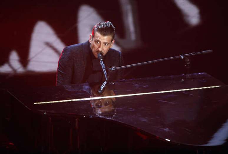 Francesco Gabbani no palco do Teatro Ariston, em Sanremo