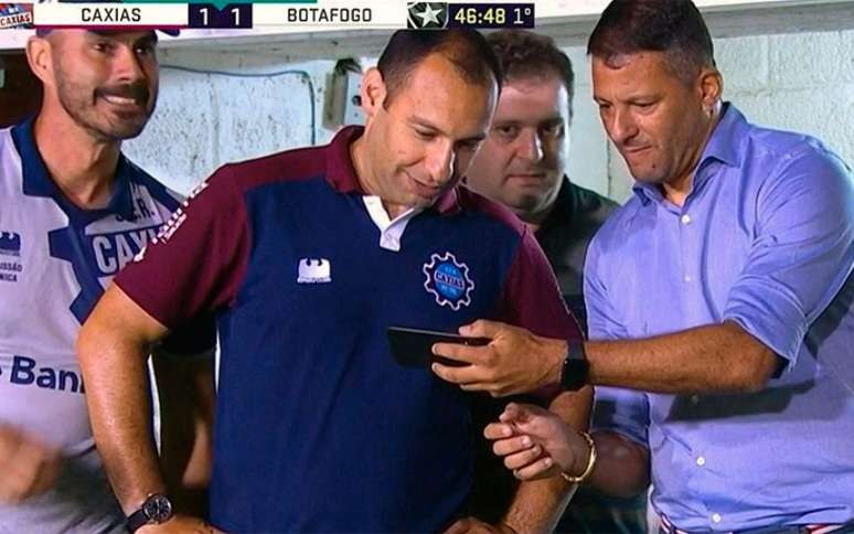 Washington mostra lance para membro da comissão técnica do Caxias-RS (Foto: Reprodução/Sportv)