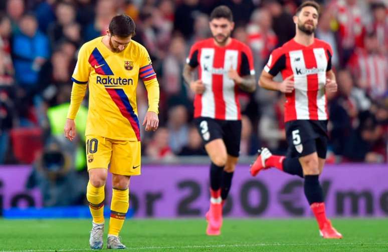 Messi desolado com a eliminação do Barcelona - (Foto: ANDER GILLENEA / AFP)