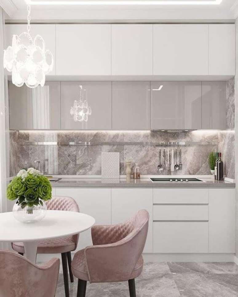 22. Armário de cozinha branco com detalhes rose – Foto: Maglia