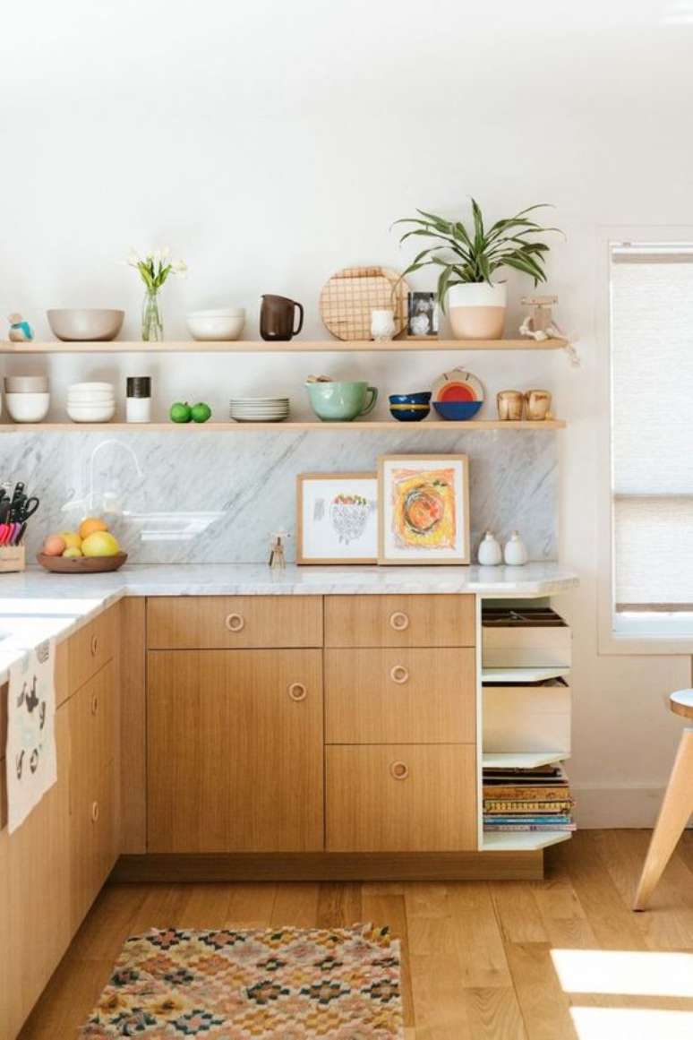 43. Armário de cozinha de madeira com prateleiras – Via: Emily Henderson Design