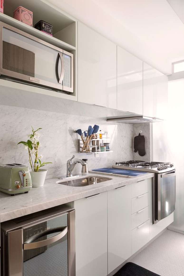 46. Armário de cozinha branco com eletrodoméstico embutido – Via: Casa da Valentina