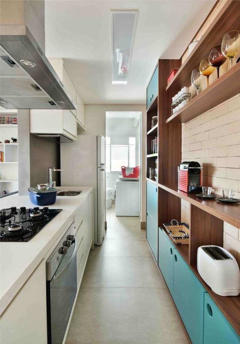 49. Armário de cozinha com porta azul – Foto: Revista Casa e Jardim