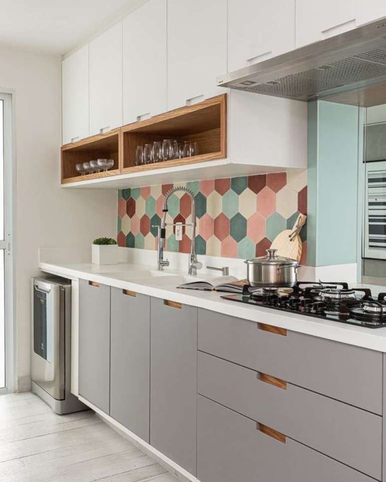 69. Armário de cozinha pequeno com revestimento colorido – Via: Pinterest