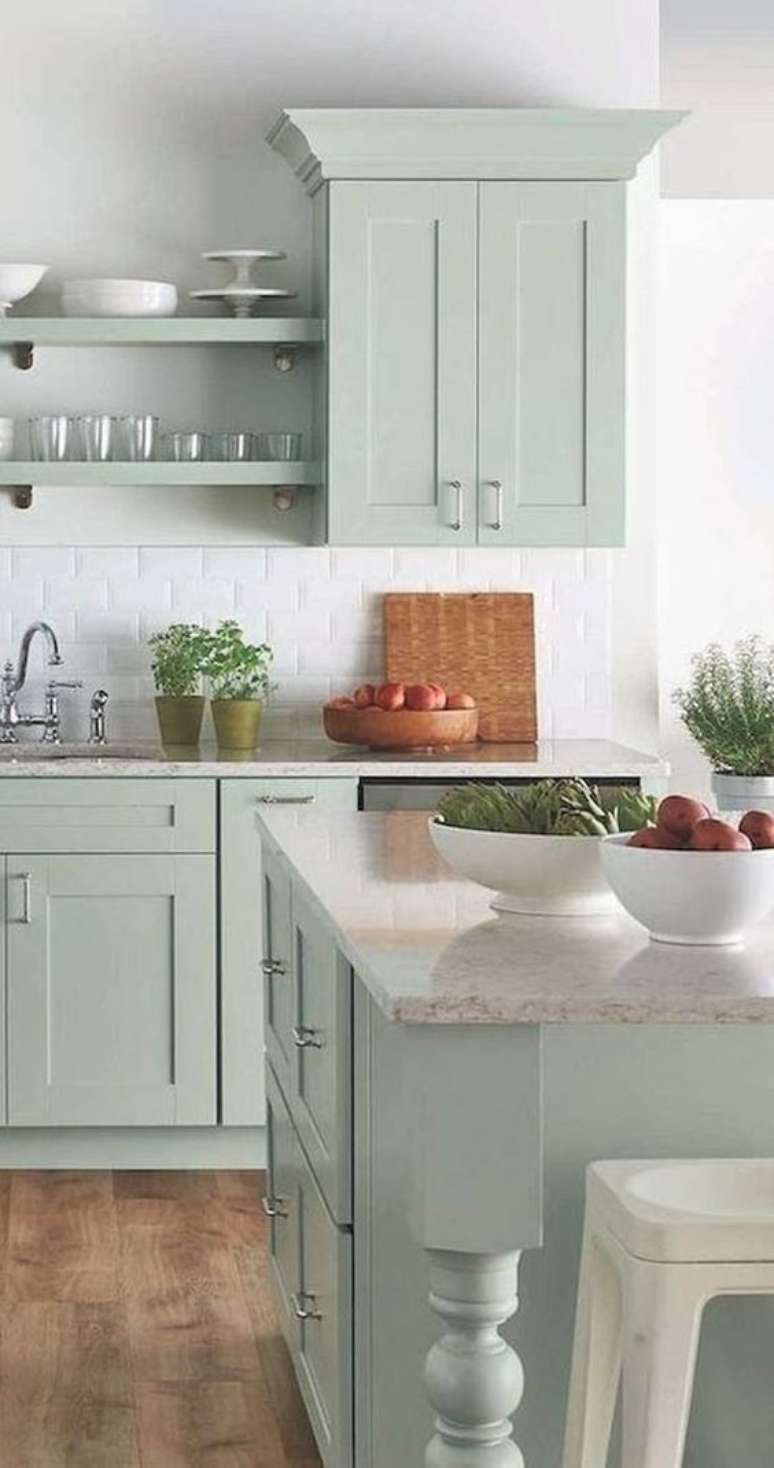 75. Armário de cozinha planejada em tons de verde – Via: Casa Vogue