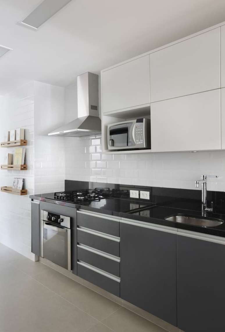 77. Armário de cozinha preto e branco – Foto: Casa de Valentina