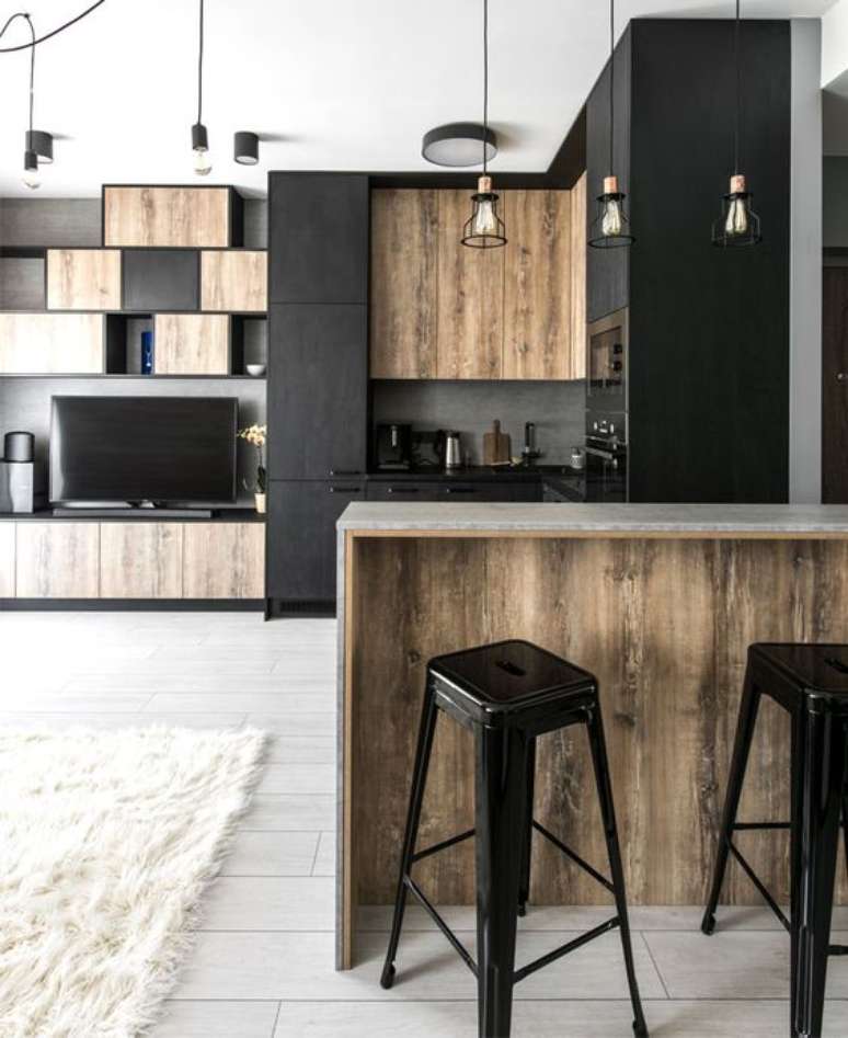79. Armário de cozinha preto e madeira – Via: Interior zine