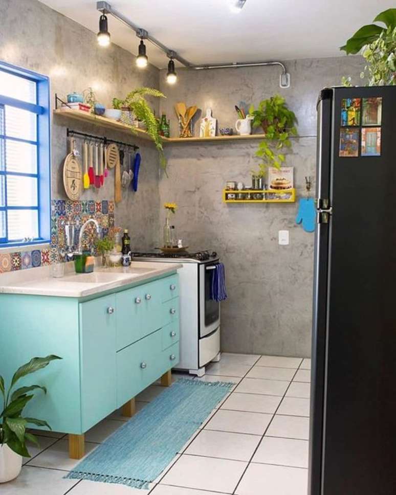 7. Armário de cozinha de pé na cor azul – Via: Pinterest