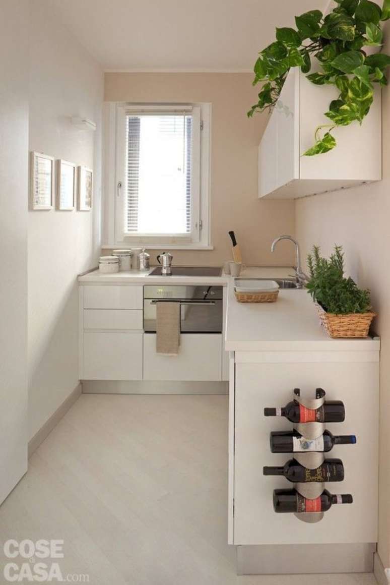 11. Armário de cozinha branco, decorado com plantas – Via: Casa