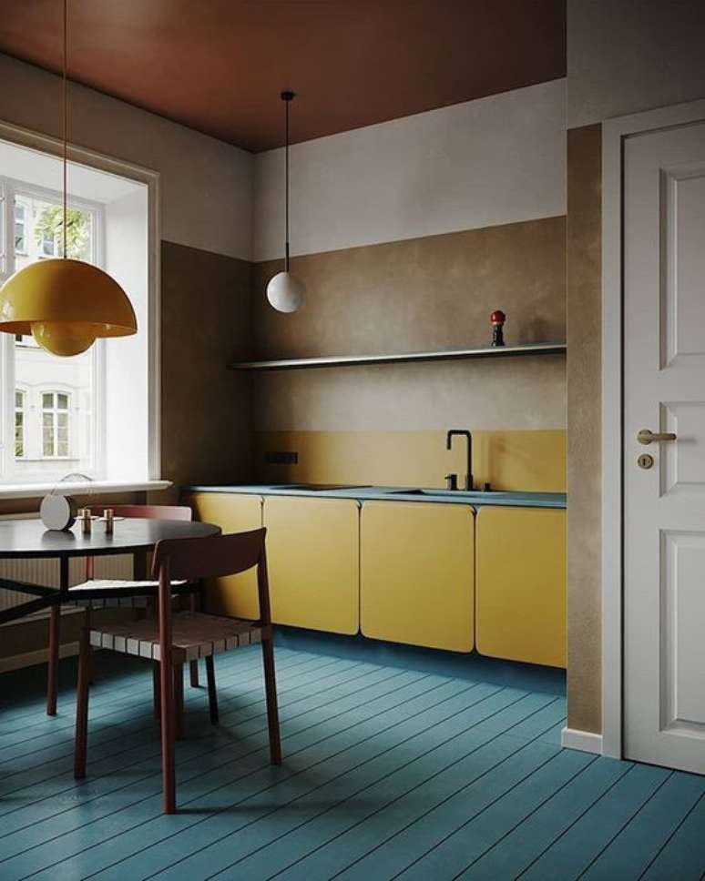 90. Cozinha retrô com armário e lustre amarelo – Via: Revista VD