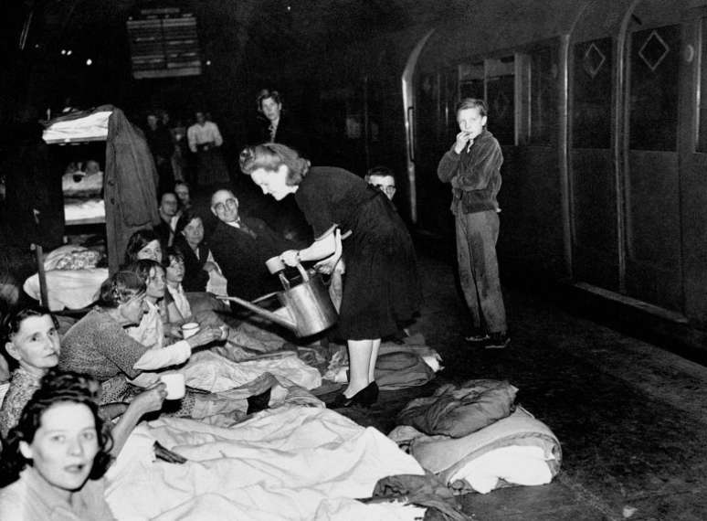 10 de outubro de 1940: pessoas buscam refúgio em abrigo antiaéreo no metrô de Londres