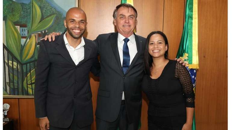 Os noivos Auder e Quezia, recebidos por Bolsonaro em seu gabinete, levaram um convite de seu casamento ao presidente