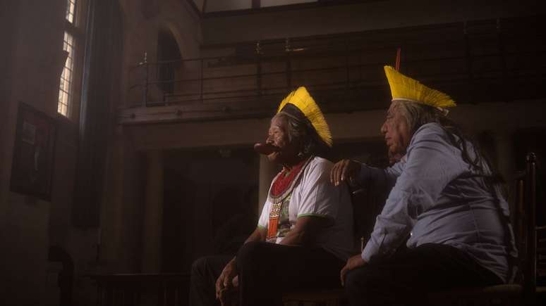 Raoni e Megaron Txucarram&atilde;e (dir.) est&atilde;o em turn&ecirc; pela Europa e l&iacute;der pretende se encontrar com Greta Thunberg