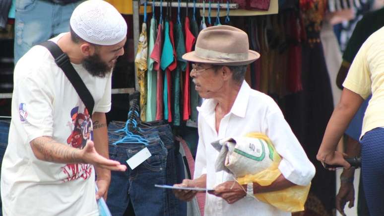 A ideia da turn&ecirc; &eacute; explicar o Isl&atilde; para pessoas comuns, usando folhetos e livros