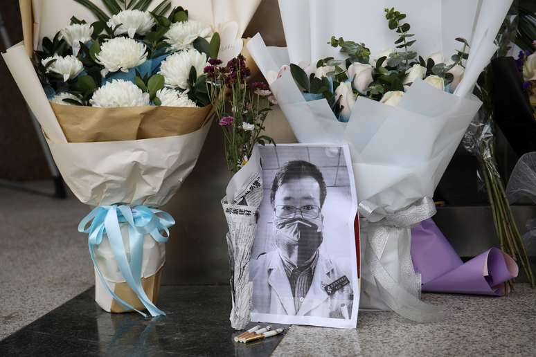 Memorial para Li Wenliang, médico chinês que alertou sobre coronavírus antes de surto ser oficialmente reconhecido 
01/02/2020
REUTERS/Stringer
