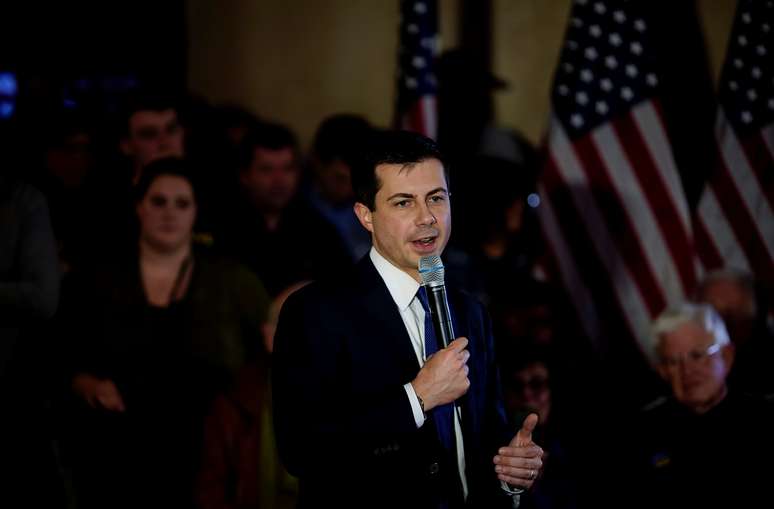 Pr&eacute;-candidato democrata &agrave; Presid&ecirc;ncia dos EUA Pete Buttigieg discursa em evento de campanha em New Hampshire
06/02/2020 REUTERS/Eric Thayer