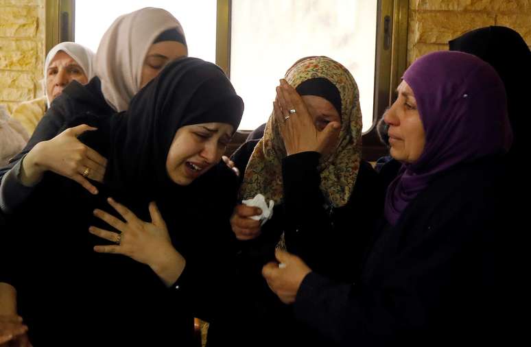 Parentes de policial palestino morto participam do funeral na Cisjordânia
07/02/2020
REUTERS/Raneen Sawafta