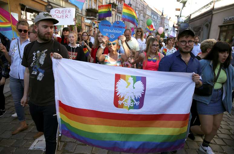 Bartosz Staszewski (à direita) e seu parceiro Slawomir Wodzynski carregam uma bandeira em parada do orgulho gay na cidade de Kalisz, Polônia
22/09/2019
REUTERS/Stoyan Nenov