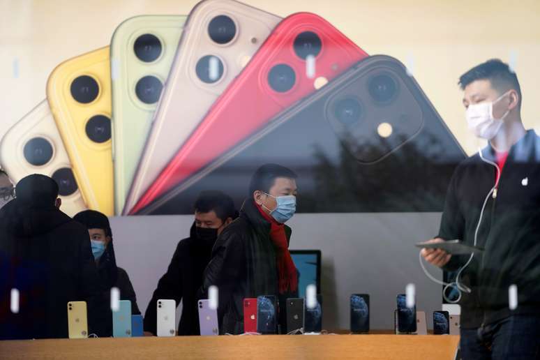 Pessoas usando m&aacute;scar de prote&ccedil;&atilde;o numa loja da Apple, na China. 29/1/2020. REUTERS/Aly Song 