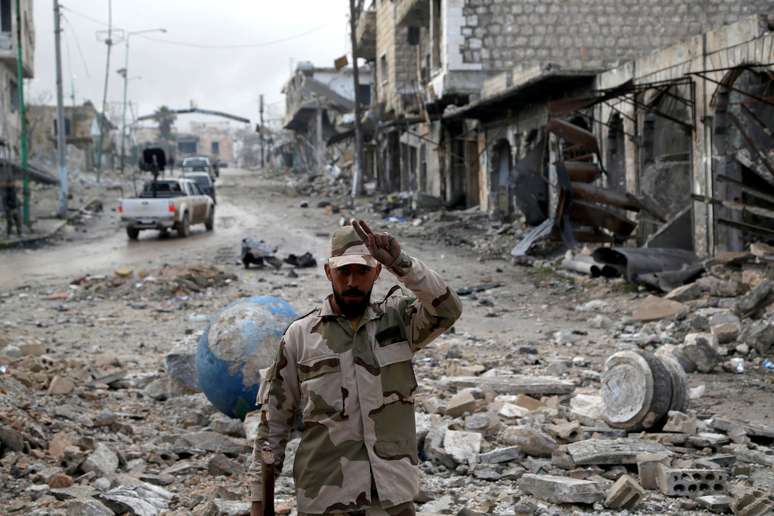 Soldado sírio gesticula em Maarat al-Numan
30/01/2020
REUTERS/Yamam Al Shaar