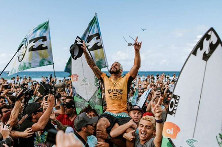 Surfista brasileiro Italo Ferreira festeja o título mundial de 2019 conquistado no Havaí (Foto: Cestari/WSL/Divulgação)