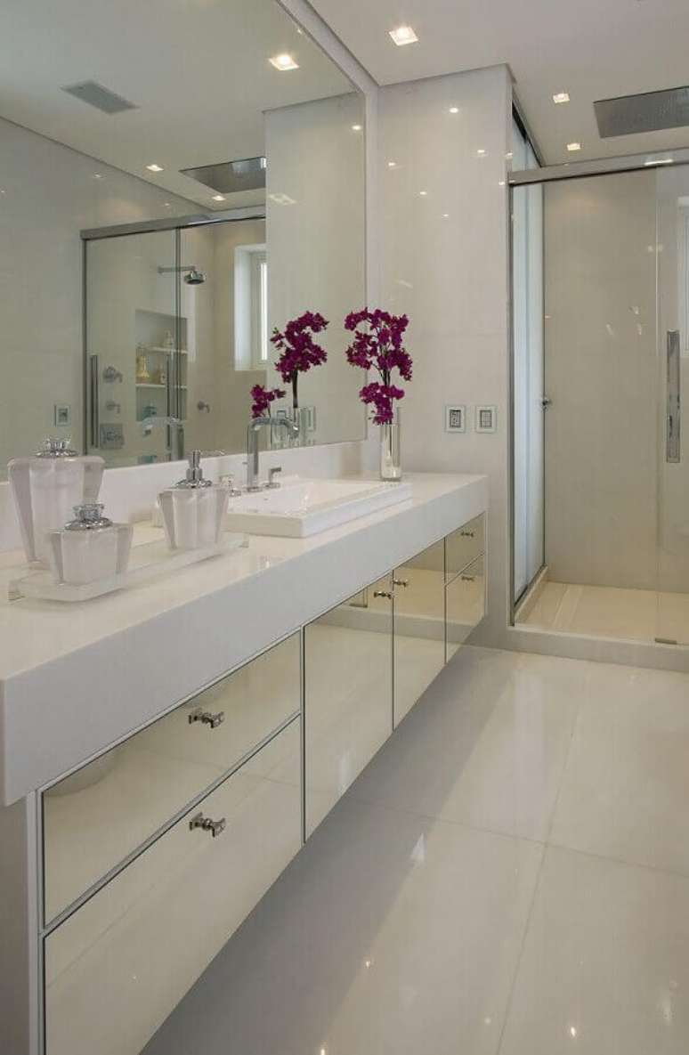 14. Bancada de banheiro todo branco com armário espelhado planejado na parte debaixo – Foto: Casa Pensada