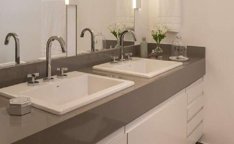 9. Uma das principais vantagens da bancada de porcelanato para banheiro &eacute; que ela pode ser encontrada em diversas cores &ndash; Foto: Lore Arquitetura