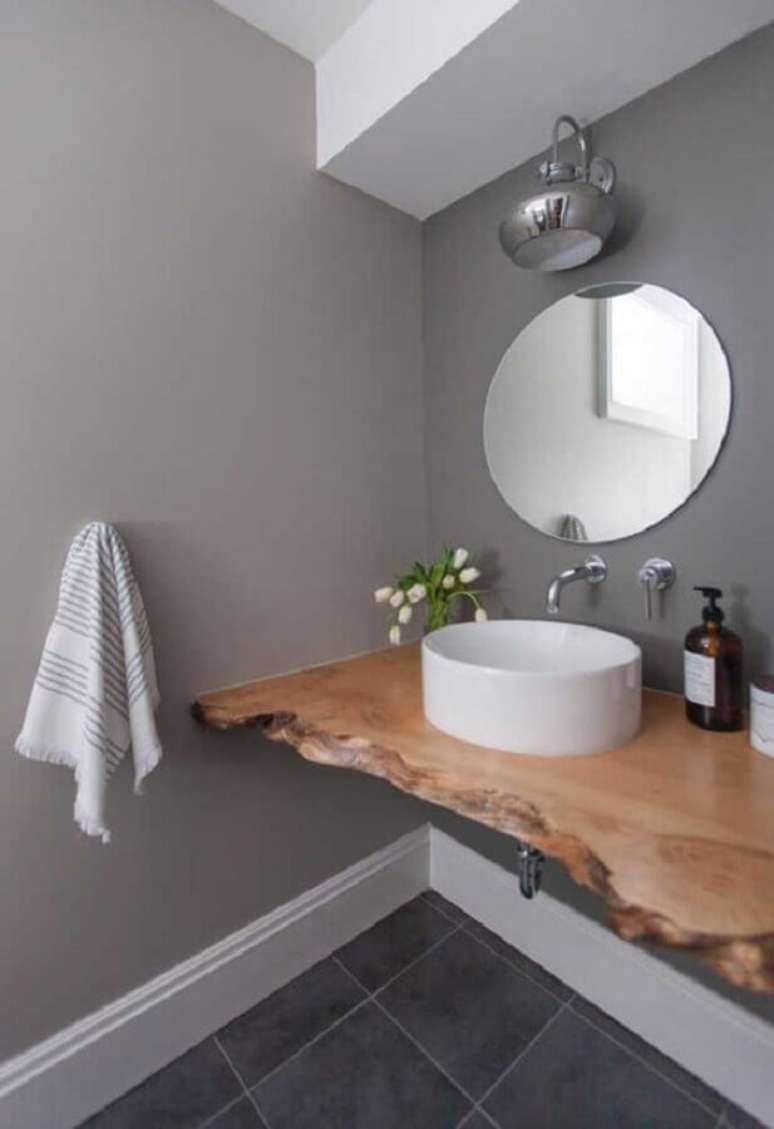 25. Decoração moderna com bancada de madeira para banheiro com acabamento rústico – Foto: Webcomunica