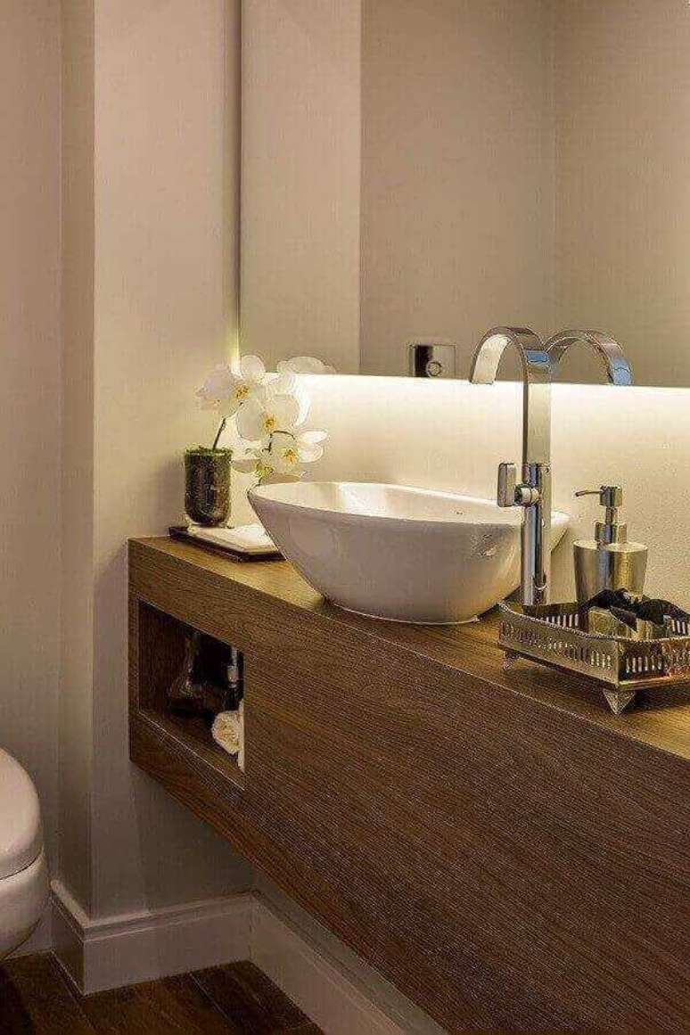 28. Decora&ccedil;&atilde;o com bancada de banheiro com cuba de porcelana &ndash; Foto: S&oacute; Decor