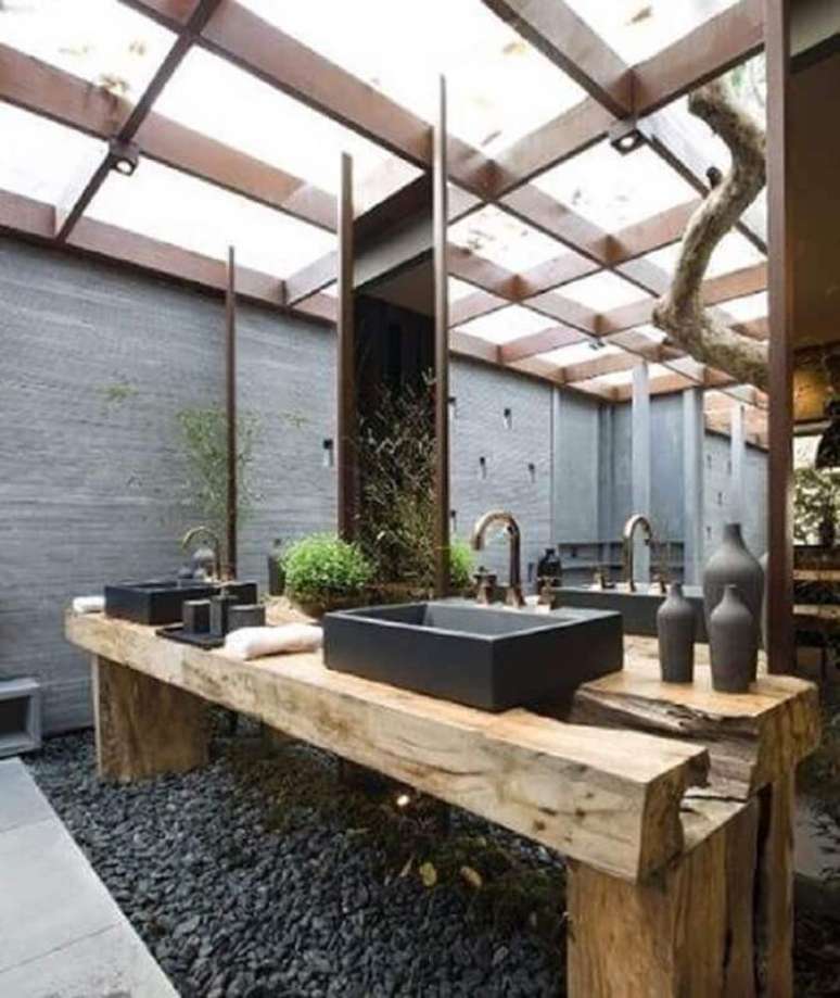 34. Bancada de madeira para banheiro com acabamento r&uacute;stico e cuba preta fosca &ndash; Foto: Pinterest