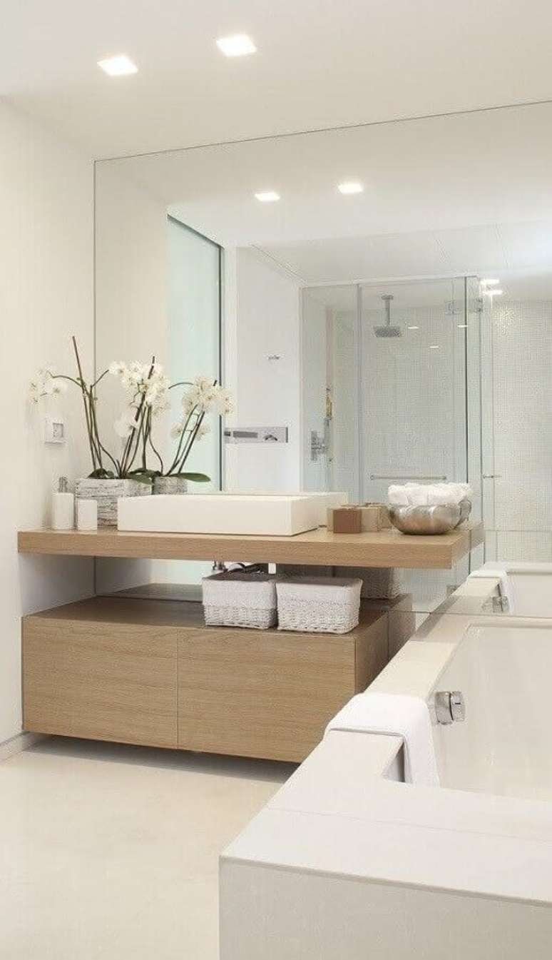 35. Decoração clean em cores neutras com bancada de madeira para banheiro todo branco – Foto: Pinterest