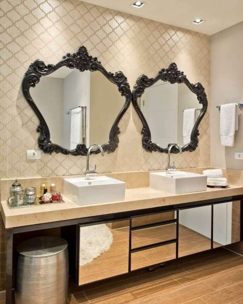 37. Bancada de mármore para banheiro com espelho provençal e armário planejado com portas espelhadas – Foto: Ana Claudia Marini Arquitetura