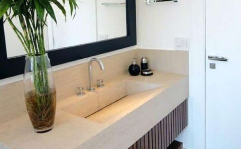 40. Bancada de m&aacute;rmore para banheiro com pia esculpida &ndash; Foto: Santa Cruz Acabamentos