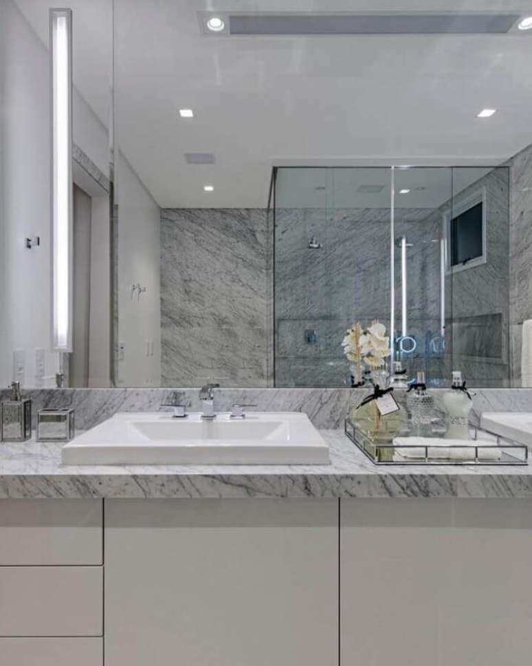 41. Bancada de mármore para banheiro decorado com bandeja de prata – Foto: Studio Carina Fontes