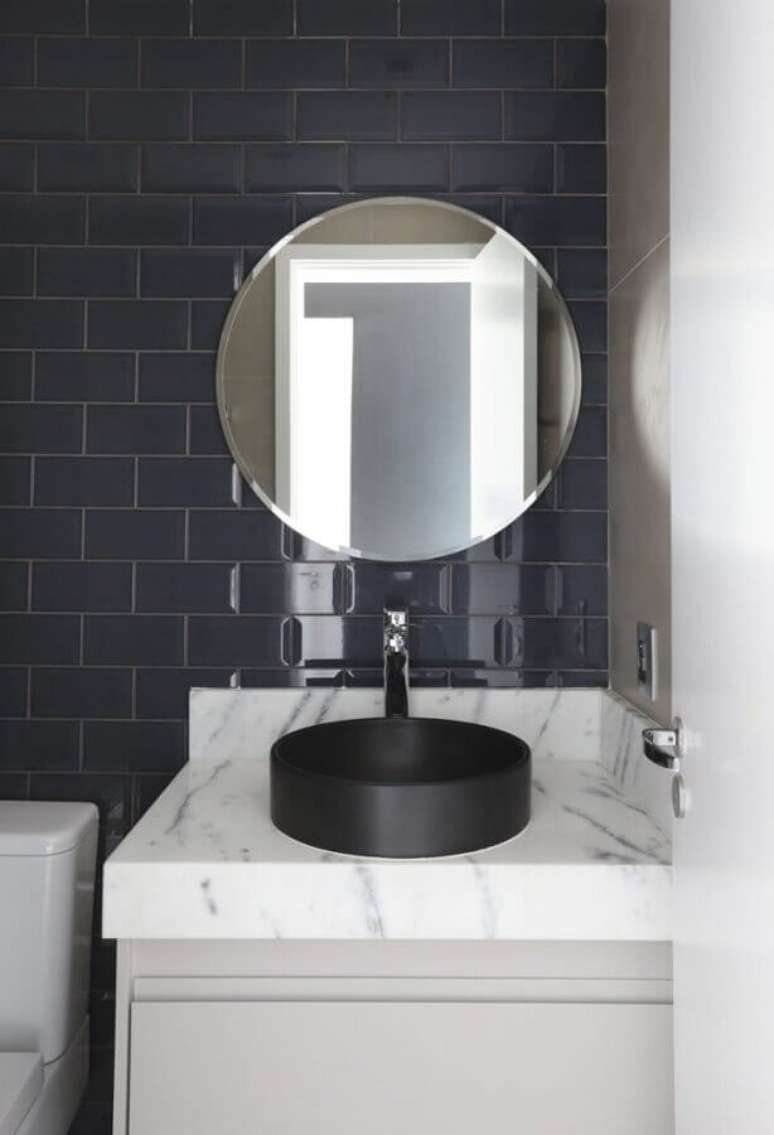 43. A bancada de mármore para banheiro garante um toque sofisticado no espaço moderno – Foto: Juliana Pires Interiores