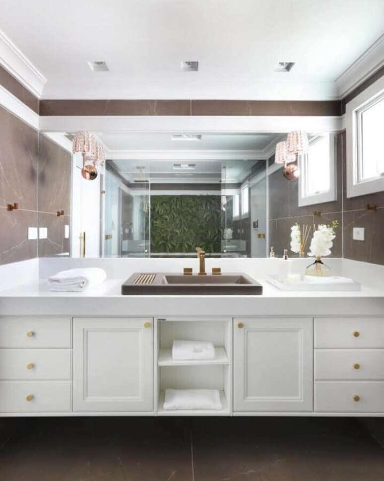 45. Estilo cl&aacute;ssico com bancada de banheiro com arm&aacute;rio planejado na parte debaixo &ndash; Foto: Studio Carina Fontes