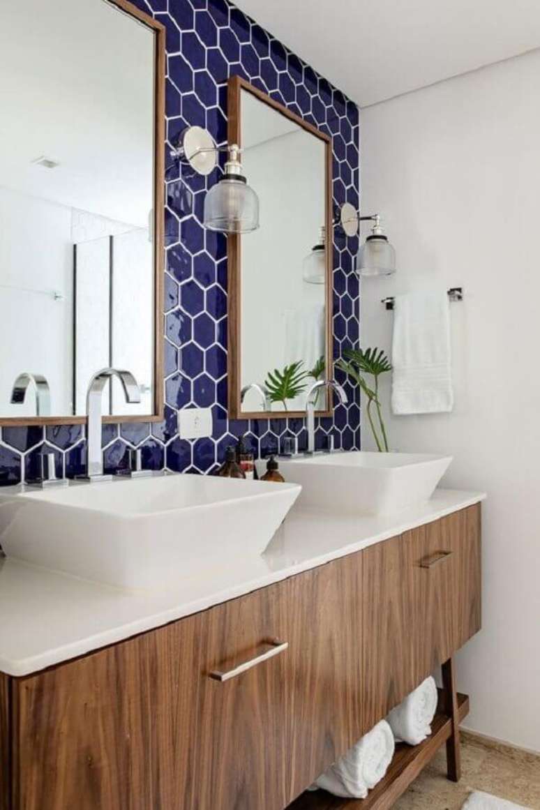 47. Bancada de porcelanato para banheiro com revestimento azul com formato hexagonal &ndash; Foto: Casa de Valentina