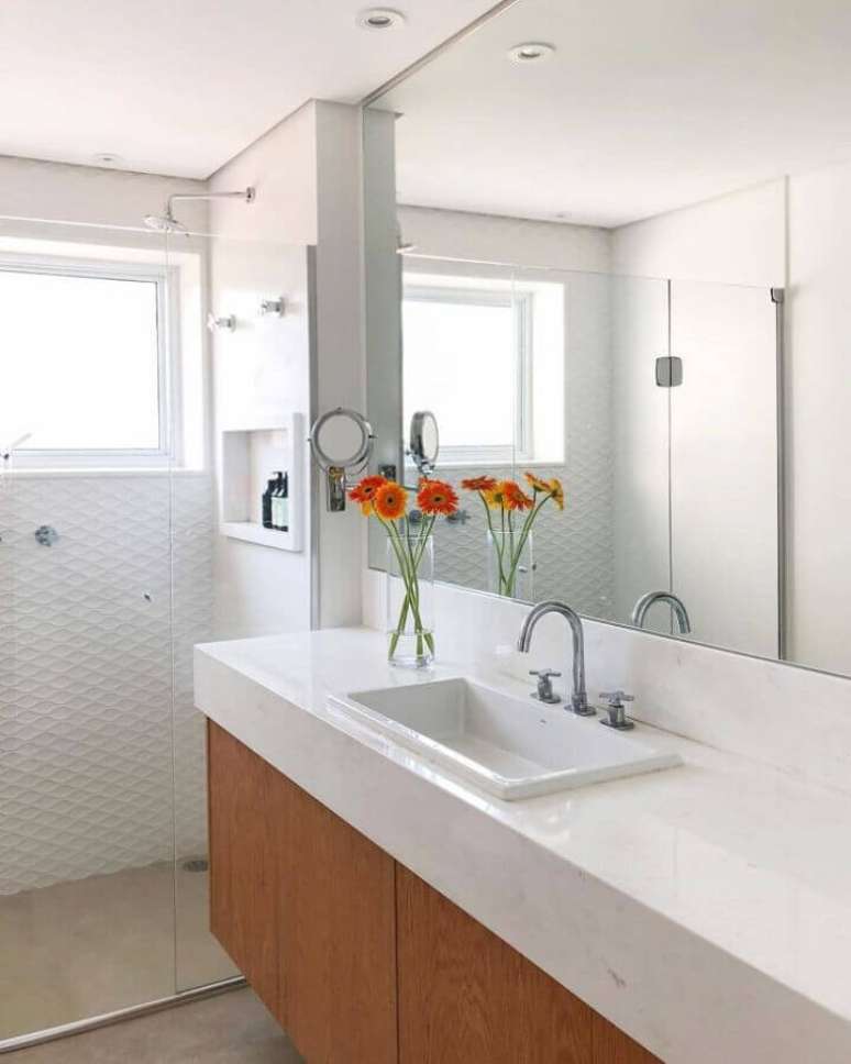 50. Bancada de porcelanato para banheiro todo branco com revestimento 3D na &aacute;rea do box &ndash; Foto: Mariana Olha Arquitetura